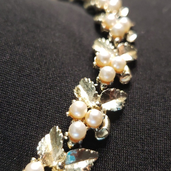 Gold & Pearl choker necklace w leaves - Picture 3 of 11